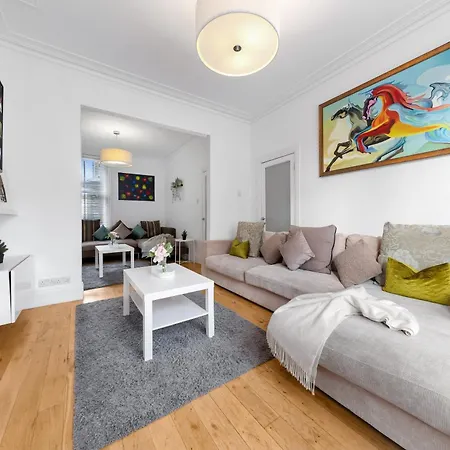 Apartment Luxury 4-bedroom Modern Flat In Steps From Station, Sleeps 9 In Style! London