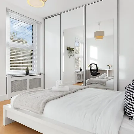 Luxury 4-bedroom Modern Flat In Steps From Station, Sleeps 9 In Style! * London