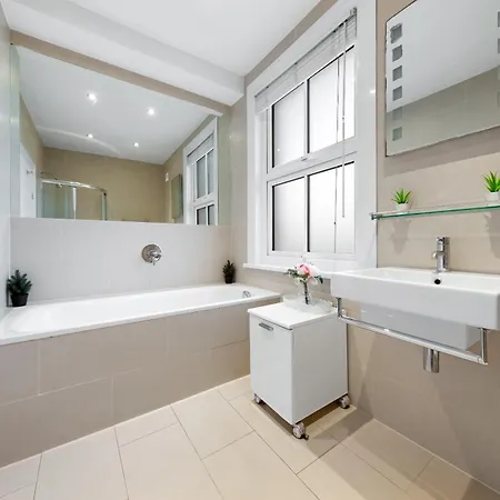 Luxury 4-bedroom Modern Flat In Steps From Station, Sleeps 9 In Style! Apartment London