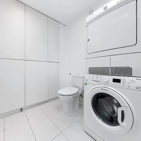 Luxury 4-bedroom Modern Flat In Steps From Station, Sleeps 9 In Style! Apartment