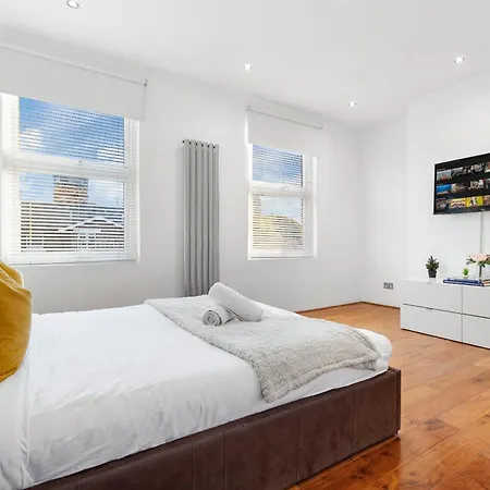 Luxury 4-bedroom Modern Flat In Steps From Station, Sleeps 9 In Style! Apartment *