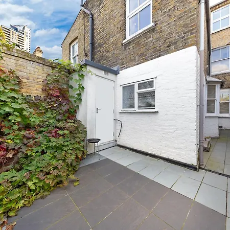 Luxury 4-bedroom Modern Flat In Steps From Station, Sleeps 9 In Style! Apartment *