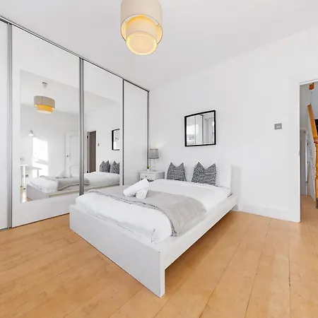 Luxury 4-bedroom Modern Flat In Steps From Station, Sleeps 9 In Style! Apartment *