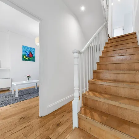Luxury 4-bedroom Modern Flat In Steps From Station, Sleeps 9 In Style! Apartment *