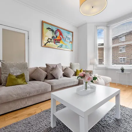 Luxury 4-bedroom Modern Flat In Steps From Station, Sleeps 9 In Style!