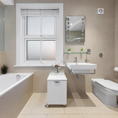 Apartment Luxury 4-bedroom Modern Flat In Steps From Station, Sleeps 9 In Style! *