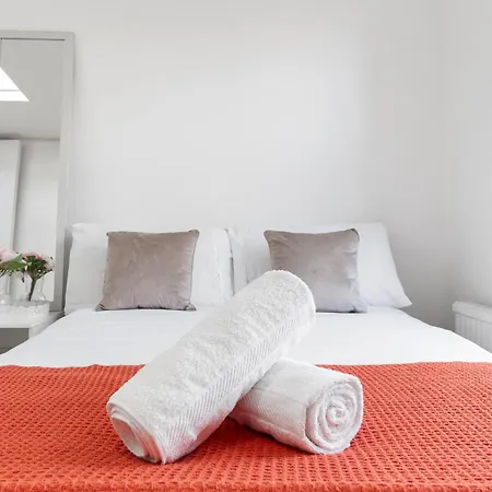 Luxury 4-bedroom Modern Flat In Steps From Station, Sleeps 9 In Style! *