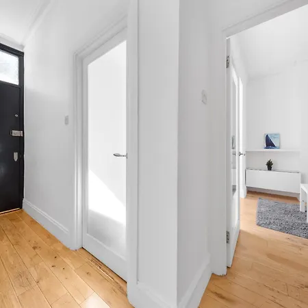 Luxury 4-bedroom Modern Flat In Steps From Station, Sleeps 9 In Style! Apartment