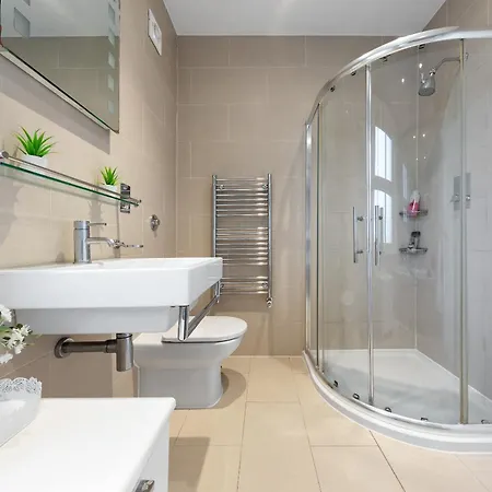 Apartment Luxury 4-bedroom Modern Flat In Steps From Station, Sleeps 9 In Style!