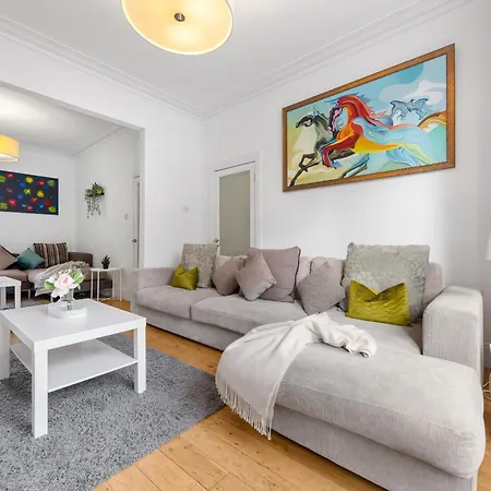 Luxury 4-bedroom Modern Flat In Steps From Station, Sleeps 9 In Style! *