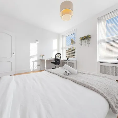 Luxury 4-bedroom Modern Flat In Steps From Station, Sleeps 9 In Style! Apartment London