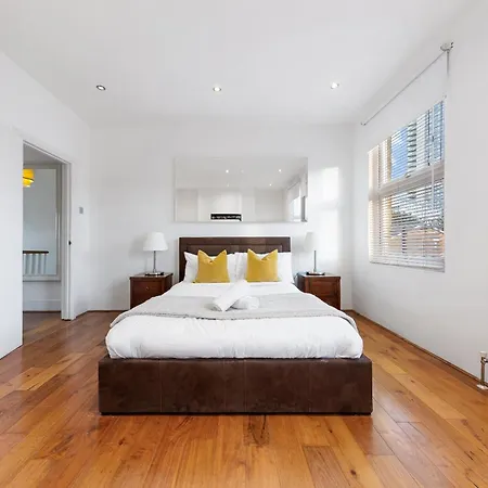 Apartment Luxury 4-bedroom Modern Flat In Steps From Station, Sleeps 9 In Style! London