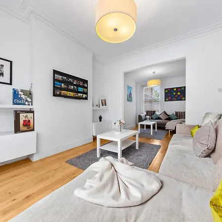Apartment Luxury 4-bedroom Modern Flat In Steps From Station, Sleeps 9 In Style! London