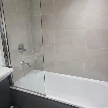 Kayz Lodge- Luxury Ensuite-private & Shared In A New House At The Olympic Village Overlooking Stratford Westfield And Tube Station Chata