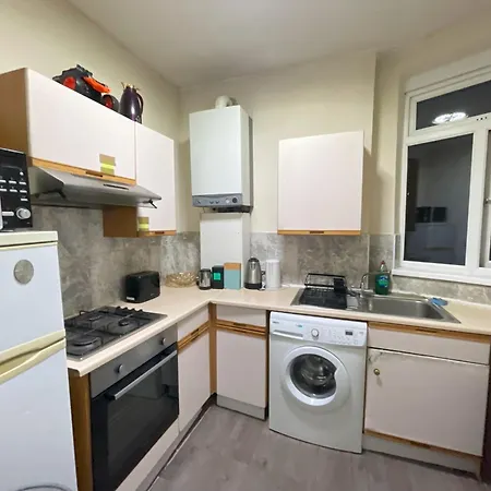 Guest house At Kilburn, Seconds Away From Tube Station *