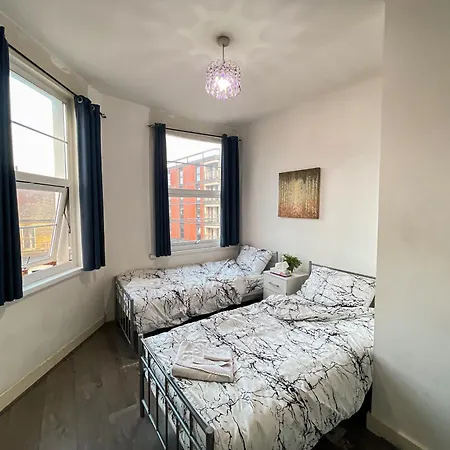 Guest house At Kilburn, Seconds Away From Tube Station London