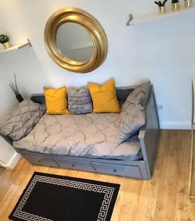 Cosy Heartfelt In A Homestay Edgware
