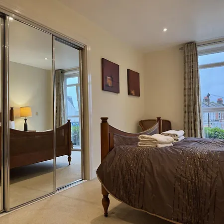 Two Bed Flat In Wimbledon Apartment London