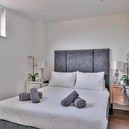 2br Penthouse With Balcony Apartment *
