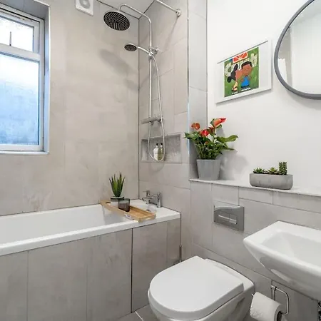 Beautiful Luxe 3 Bedroom With 4 Beds Apartment London