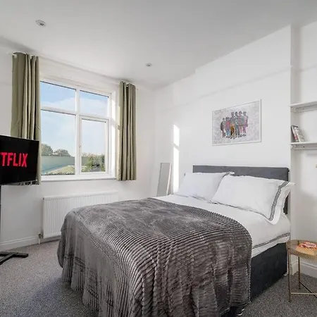Apartment Beautiful Luxe 3 Bedroom With 4 Beds London