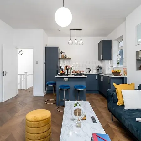 Beautiful Luxe 3 Bedroom With 4 Beds *