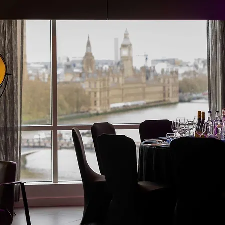 Park Plaza Riverbank 4*