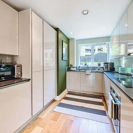 Homestay Modern Bedroom With Private Bathroom And Shared Kitchen & Lounge In Our *