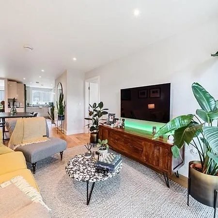Homestay Modern Bedroom With Private Bathroom And Shared Kitchen & Lounge In Our London