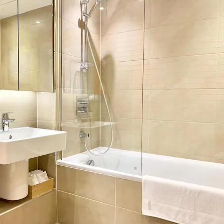Homestay Modern Bedroom With Private Bathroom And Shared Kitchen & Lounge In Our London