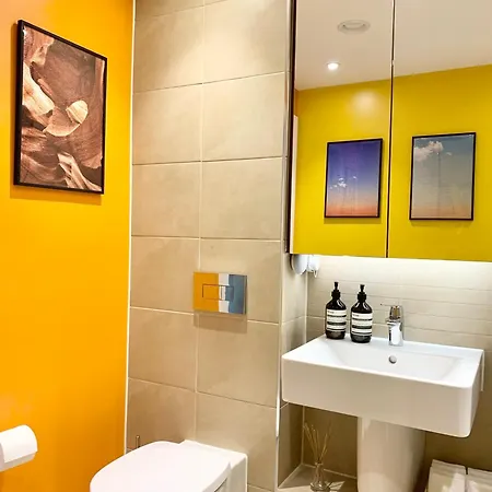 Homestay Modern Bedroom With Private Bathroom And Shared Kitchen & Lounge In Our London