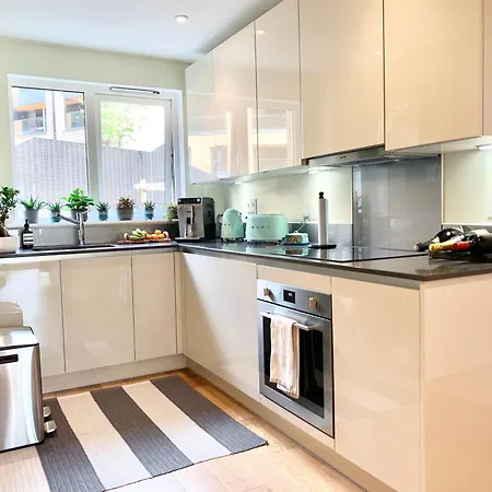 Modern Bedroom With Private Bathroom And Shared Kitchen & Lounge In Our *