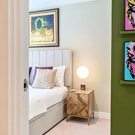 Modern Bedroom With Private Bathroom And Shared Kitchen & Lounge In Our Homestay