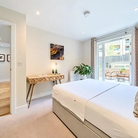 Modern Bedroom With Private Bathroom And Shared Kitchen & Lounge In Our Homestay *