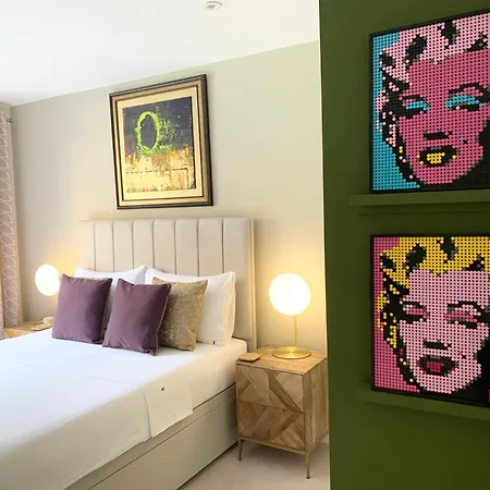 Modern Bedroom With Private Bathroom And Shared Kitchen & Lounge In Our *
