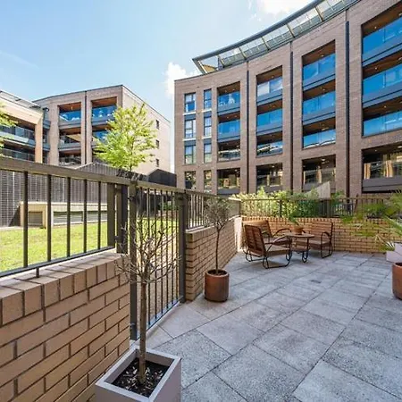 Modern Bedroom With Private Bathroom And Shared Kitchen & Lounge In Our * London