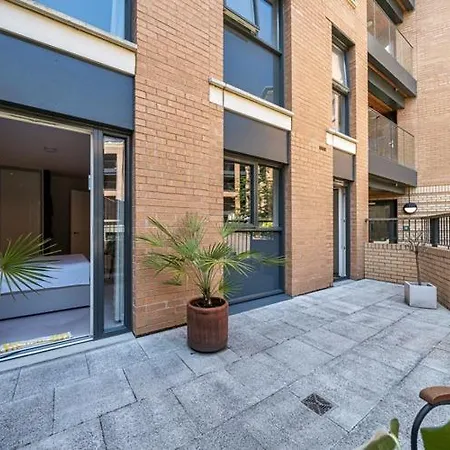 Modern Bedroom With Private Bathroom And Shared Kitchen & Lounge In Our London