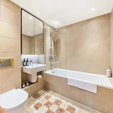 Homestay Modern Bedroom With Private Bathroom And Shared Kitchen & Lounge In Our