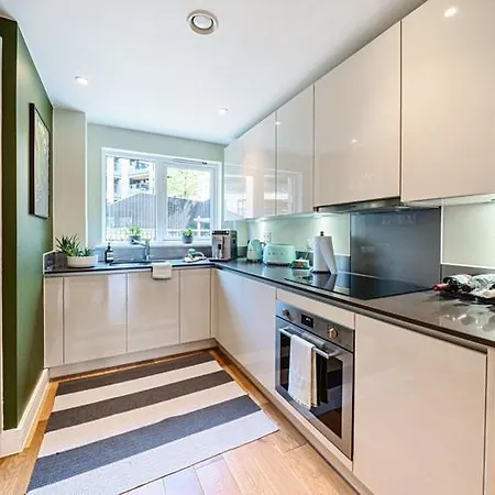 Homestay Modern Bedroom With Private Bathroom And Shared Kitchen & Lounge In Our London