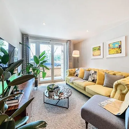 Homestay Modern Bedroom With Private Bathroom And Shared Kitchen & Lounge In Our London