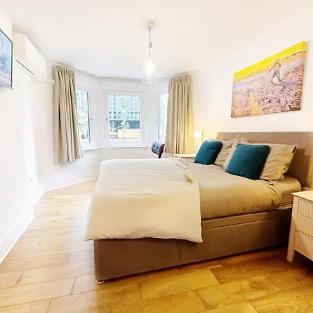 Modern Flat With King Bed, Garden & Outdoor Dining Apartment *