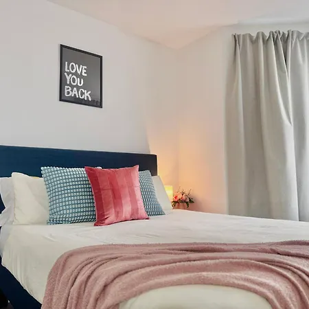 Cosy 1-bed Flat 30min To & Parking Apartment