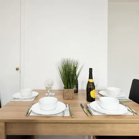 Idyllic Stylish With Fast Speed Broadband & Free Parking London