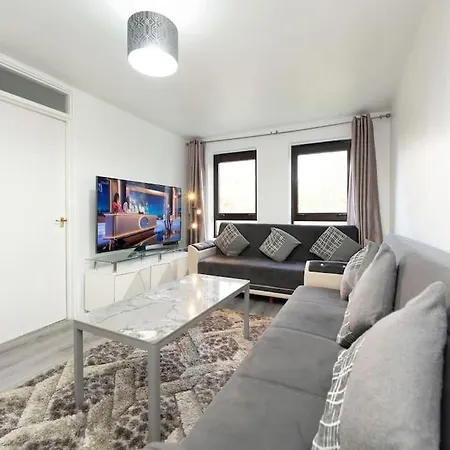 Idyllic Stylish With Fast Speed Broadband & Free Parking Apartment