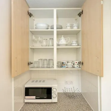 Idyllic Stylish With Fast Speed Broadband & Free Parking Apartment *
