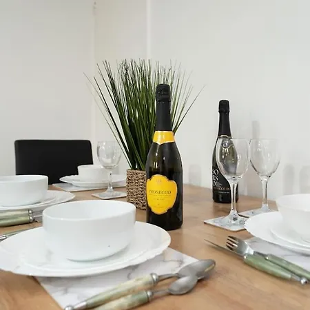 Idyllic Stylish With Fast Speed Broadband & Free Parking *