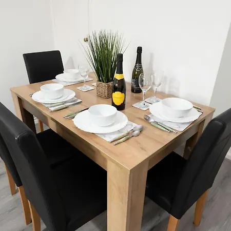 Apartment Idyllic Stylish With Fast Speed Broadband & Free Parking