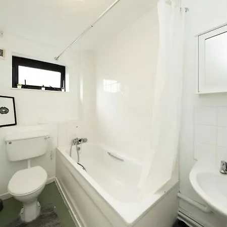 Idyllic Stylish With Fast Speed Broadband & Free Parking Apartment London