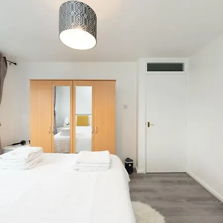 Idyllic Stylish With Fast Speed Broadband & Free Parking London