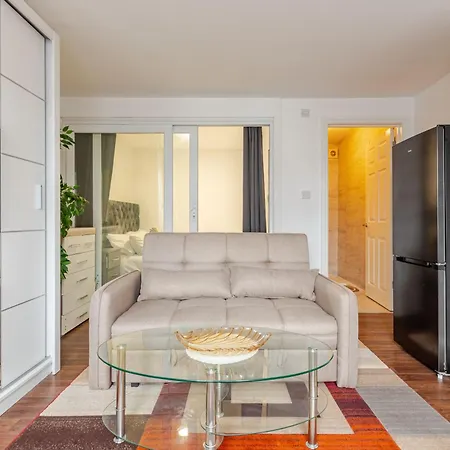 Parkside Haven, Modern 2-bed Flat With Ensuites, Free Parking & Self Check-in Apartment *